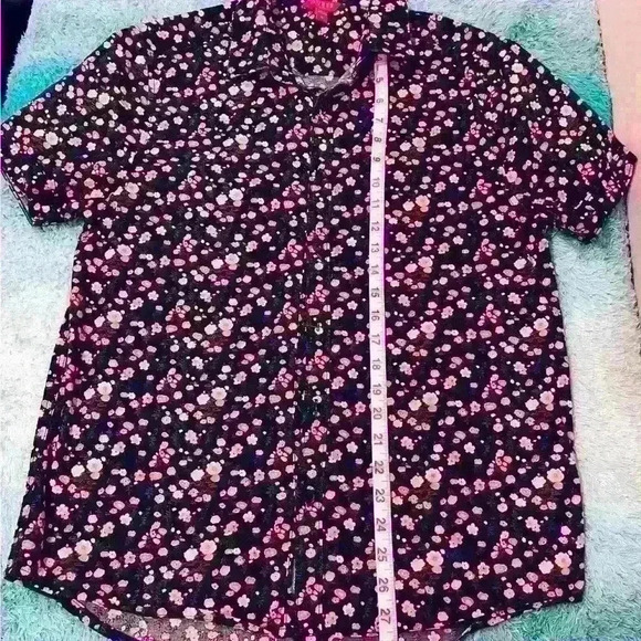 🔥Guess Shirt🔥 - Picture 4 of 5